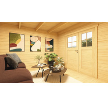 Pièce en bois clair avec canapé, tables, plantes et tableaux au mur