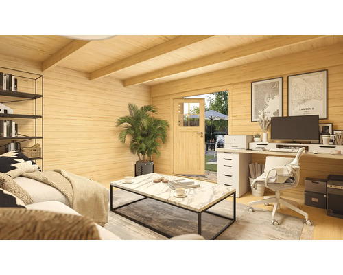 Petite maison en bois claire avec espace de vie et poste de travail, comprenant un canapé, une table et du mobilier de bureau.