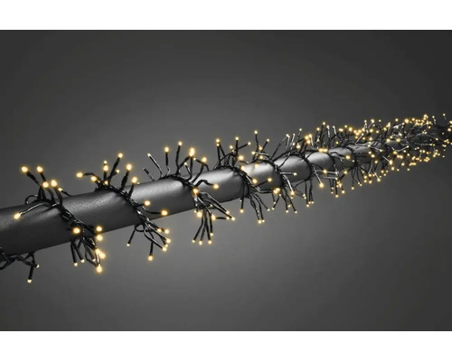 Guirlande lumineuse avec de petites lumières enroulée autour d''un tube