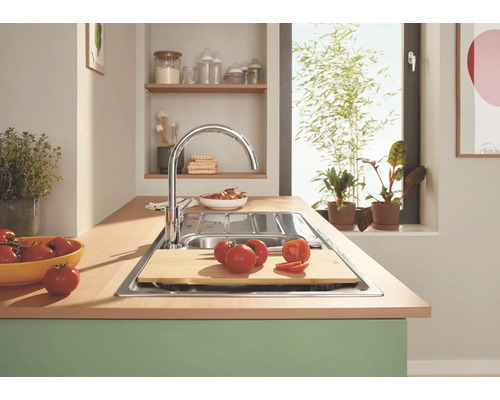 Küchenszene mit Spüle, Armatur und Schneidebrett