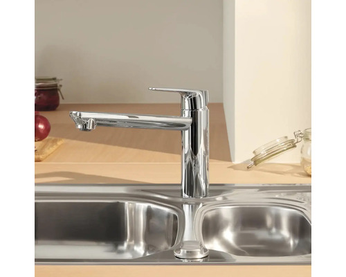 Robinet de cuisine en métal sur un évier