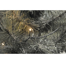 Gros plan d''une guirlande de sapin enneigée avec une guirlande lumineuse