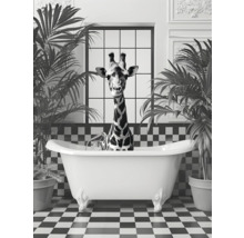 Giraffe in Badewanne mit Zimmerpflanzen und Schachbrettmuster