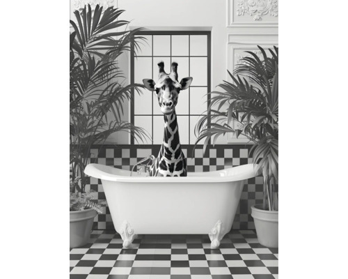 Giraffe in Badewanne mit Zimmerpflanzen und Schachbrettmuster