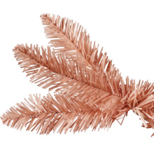 Gros plan sur le sapin artificiel avec des branches