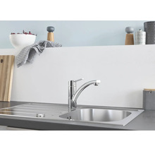 Küchenspüle mit Armatur auf Arbeitsplatte