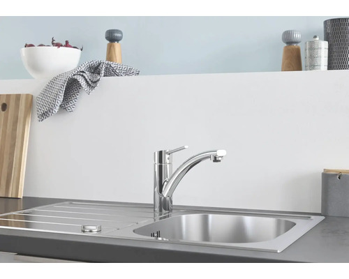 Küchenspüle mit Armatur auf Arbeitsplatte