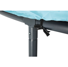 Vue détaillée d''une couverture de trampoline fixée à un cadre métallique avec un ruban.