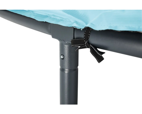 Vue détaillée d''une couverture de trampoline fixée à un cadre métallique avec un ruban.