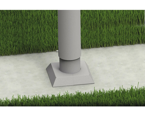 Pfostenfuß auf Betonpflaster mit Gras