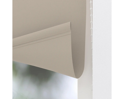 Beige Seitenzugrollo mit Kettenzug zur Fensterdekoration.