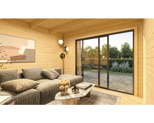 Mur en bois clair avec canapé, table basse et porte coulissante donnant sur le jardin