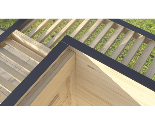 Gros plan d'un pavillon de jardin en bois avec treillis