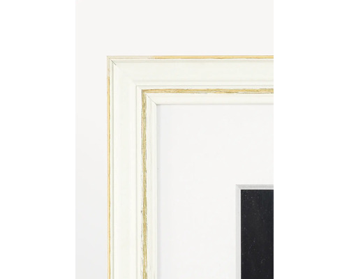 Vue détaillée d''un cadre photo blanc avec des accents dorés