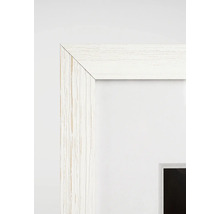 Vue détaillée d''un cadre photo blanc avec une structure en bois