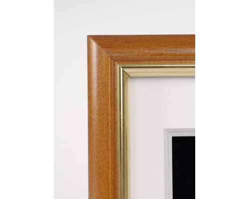 Vue en coin d''un cadre photo en bois avec accent doré