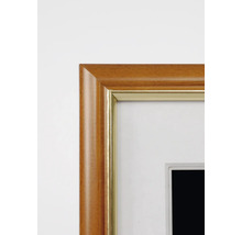 Vue détaillée d''un cadre photo avec aspect bois et accent doré