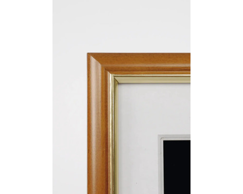 Vue détaillée d''un cadre photo avec aspect bois et accent doré