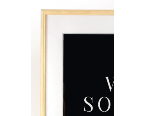 Gerahmtes Bild mit hellem Holzrahmen und weißem Passepartout