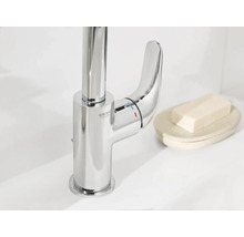 Robinet brillant Grohe à côté du savon