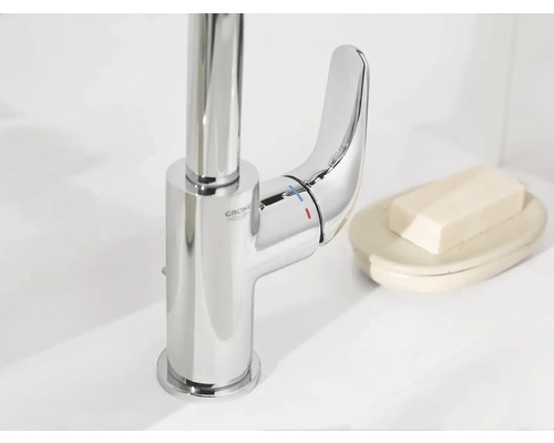 Robinet brillant Grohe à côté du savon