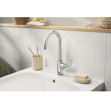 Salle de bain moderne avec lavabo, robinet Grohe et brosses à dents en bambou