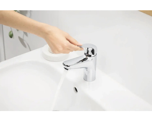 Robinet dans la salle de bain avec un robinet qui coule