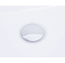 Vue détaillée d''une bonde d''évier ronde chromée dans un lavabo.