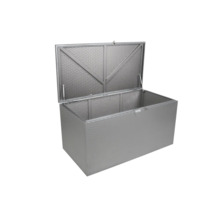 Geöffnete graue Aufbewahrungsbox für den Außenbereich.
