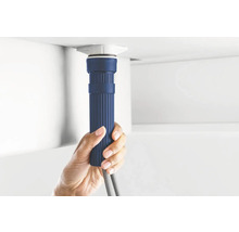 Raccord de siphon sous un lavabo avec la main