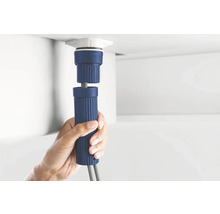 Gros plan d''une personne installant une rallonge de siphon sous un lavabo