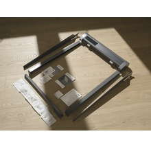 Composants d'un système de protection solaire sur un plancher en bois.