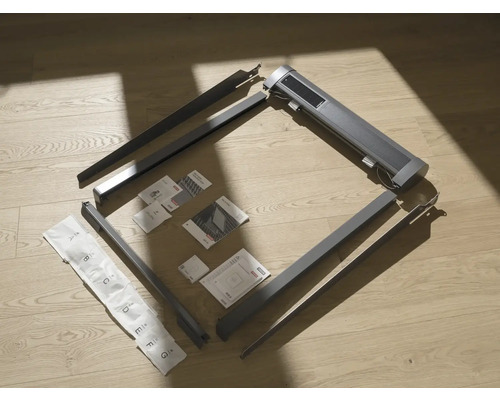 Composants d'un système de protection solaire sur un plancher en bois.
