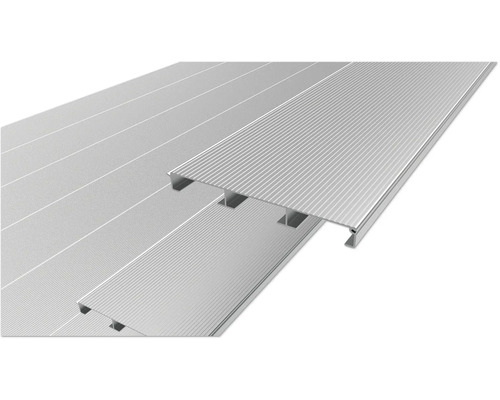 Planches de terrasse en aluminium avec surface rainurée en détail.