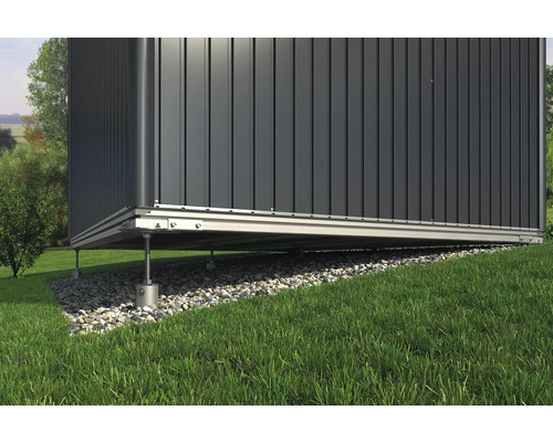 Metall Gerätehaus mit Fundament auf einem Rasen