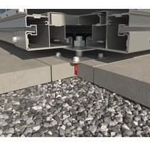 Detailansicht der Befestigung einer Terrassenüberdachung auf einem Betonfundament mit Kiesbett