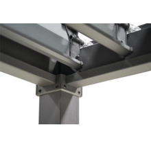 Detailansicht einer Pergola-Konstruktion aus Metall mit Eckverbindungen