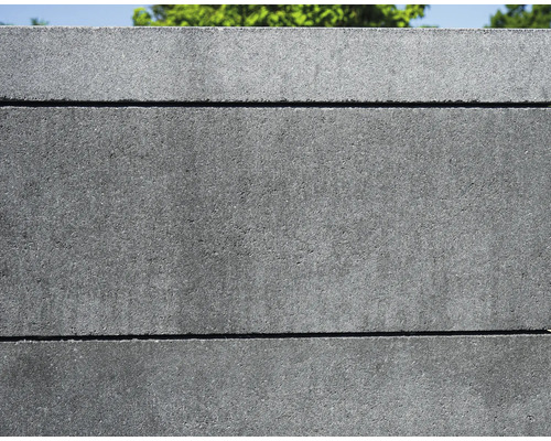 Mauer aus Betonsteinen