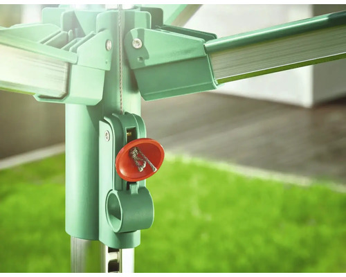 Detailaufnahme eines Wäscheständers mit Verriegelungsmechanismus