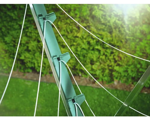 Detailansicht eines Zaunpfostens mit Zaunlitze