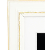 Detailansicht eines Bilderrahmens in Weiss mit goldfarbenen Akzenten