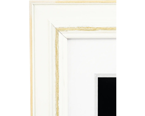 Detailansicht eines Bilderrahmens in Weiss mit goldfarbenen Akzenten