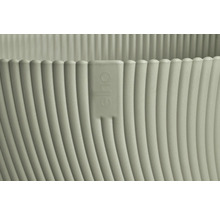 Detailansicht eines gerillten Blumentopfes mit Elho Logo.