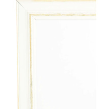 Detail einer weißen Holzrahmenfront