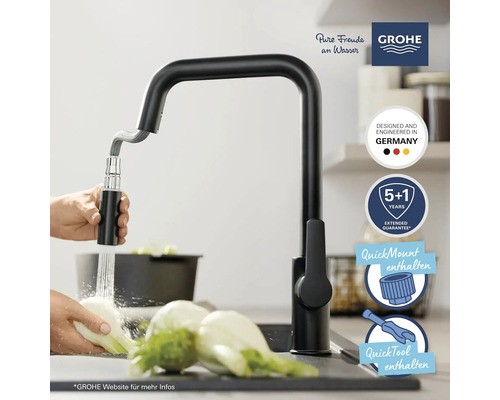 Schwarze Küchenarmatur mit herausziehbarer Geschirrbrause und Grohe Logo.