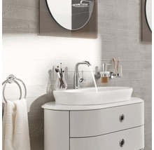 Salle de bain moderne avec lavabo, robinet, porte-serviettes et miroir