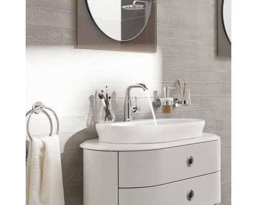 Salle de bain moderne avec lavabo, robinet, porte-serviettes et miroir