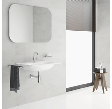 Salle de bains moderne avec lavabo, miroir et porte-serviettes