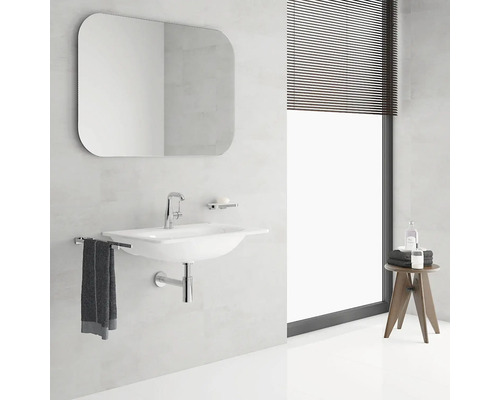 Salle de bains moderne avec lavabo, miroir et porte-serviettes