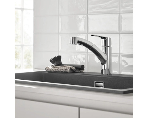 Évier de cuisine avec robinet, brosse et chiffon